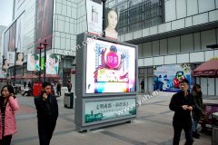 元亨光電廣告屏成都步行街登臺,將靚麗進行到底